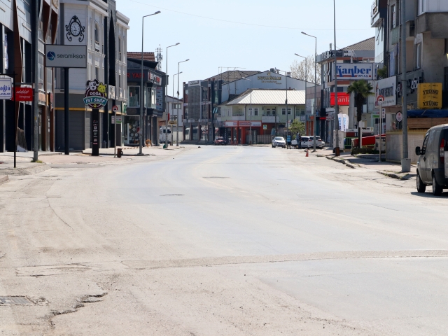 Sakarya'da sokağa çıkma kısıtlamasının ikinci gününde cadde ve sokaklar boş kaldı