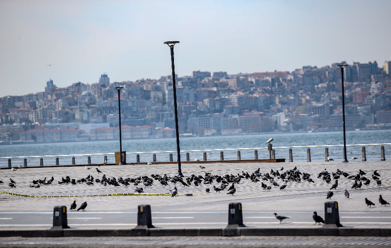 Sokağa çıkma kısıtlaması ikinci gününde Üsküdar Meydanı