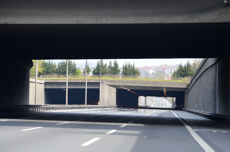 Sokağa çıkma kısıtlaması ikinci gününde Fatih Sultan Mehmet Köprüsünün boş kaldığı görüntüleri.