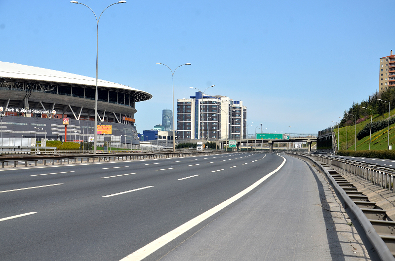 Sokağa çıkma kısıtlaması ikinci gününde Fatih Sultan Mehmet Köprüsünün boş kaldığı görüntüleri.