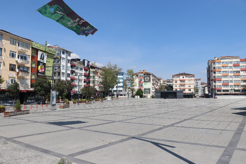 Kocaeli'de sokağa çıkma kısıtlamasının ikinci gününde cadde ve sokaklar boş kaldı