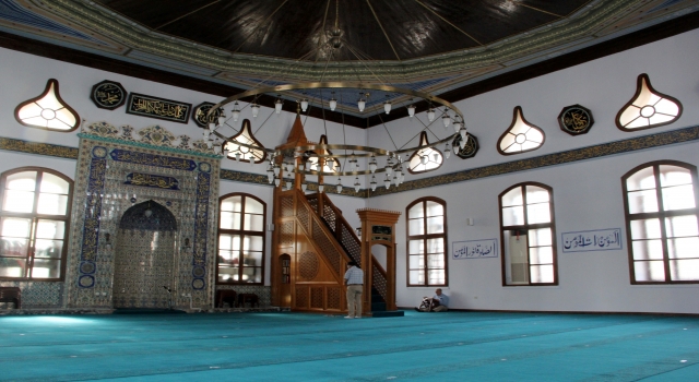 Aslına uygun yenilenen ecdat yadigarı cami ibadete açıldı