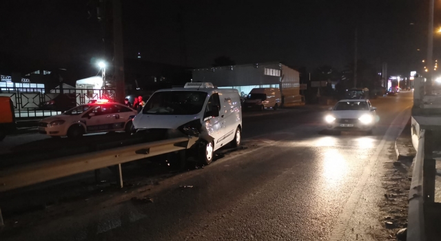 Kocaeli’de bariyerlere saplanan panelvanın sürücüsü yaralandı