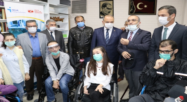 Yalova’da engelliler için gözle bilgisayar kullanma kursu açıldı