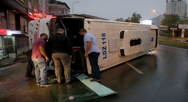 Gaziosmanpaşa’da servis aracı devrildi: 8 yaralı