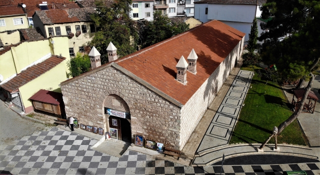 Emekli komiser ”hayatın renklerini” 6 asırlık Taşhan’da sergiliyor