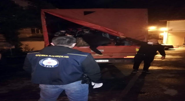 Kocaeli’de kamyonette 61 yabancı uyruklu yakalandı