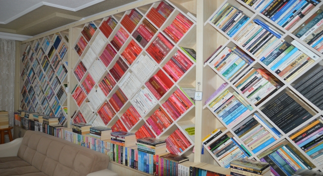 Kitap aşığı öğretmen çift kütüphaneleri için 5 defa evlerini değiştirdi