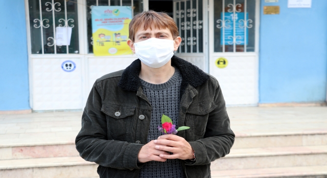 Nuray öğretmen motosikletini ”EBA Mobil Destek Aracı”na dönüştürdü
