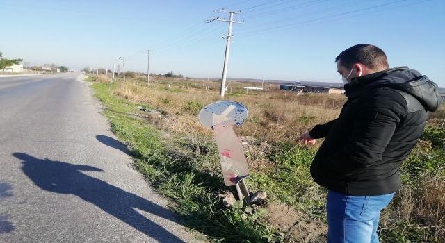 Motosikletiyle yol kenarındaki levhaya çarpan sürücü öldü