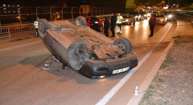 Bilecik’te köprüde devrilen otomobilin sürücüsü yaralandı