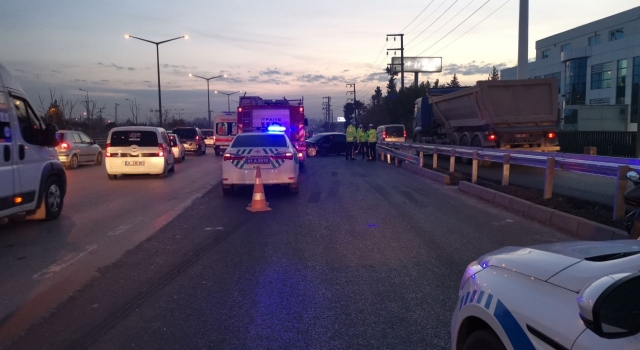 Kocaeli’de otomobilde sıkışan sürücüyü itfaiye ekipleri kurtardı