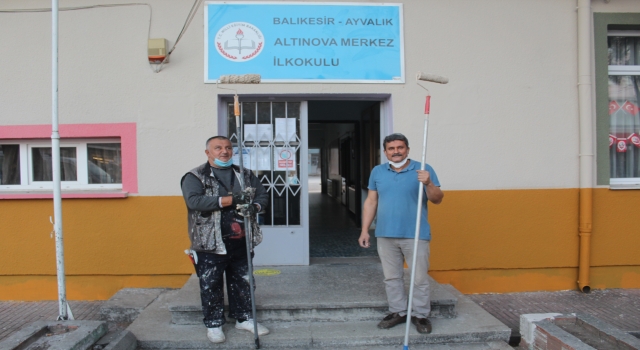 Görme engelli adam eşiyle gönüllü olarak okul duvarlarını renklendiriyor