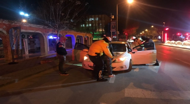 Edirne’de sokağa çıkma kısıtlaması denetiminde bir otomobilde uyuşturucu bulundu