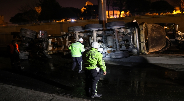 Zeytinburnu’nda toprak yüklü hafriyat kamyonu yola devrildi: 1yaralı