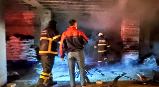 Kocaeli’de giriş kattaki odun deposunda çıkan yangın söndürüldü