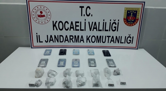 Kocaeli’de gümrük kaçağı cep telefonları ele geçirildi