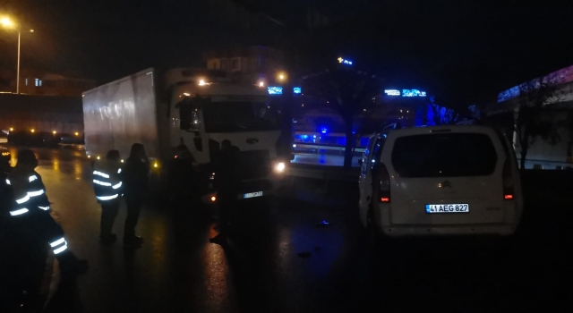 Kocaeli’de tırla çarpışan hafif ticari aracın sürücüsü yaralandı