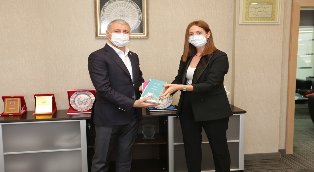 ”Sakarya Yazarlarını Okuyor” çekilişini kazananlara kitapları verildi