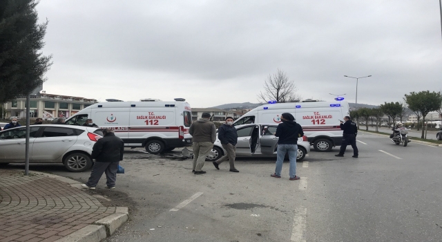 Serdivan’da iki otomobil çarpıştı: 3 yaralı