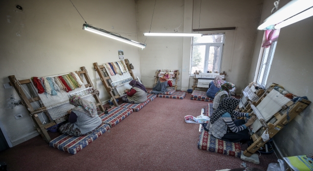Ninelerin dokumayı öğrettiği ipek halılar dünya vitrinlerine ulaşıyor