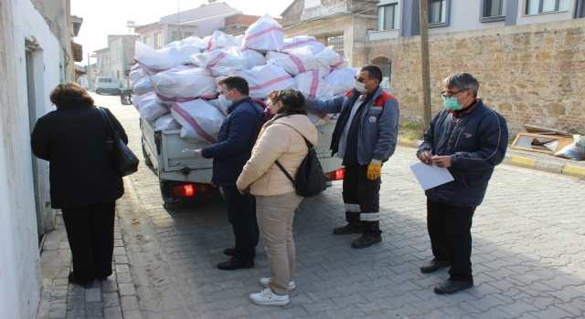 Burhaniye Belediyesinden ihtiyaç sahiplerine 10 bin çuval odun yardımı