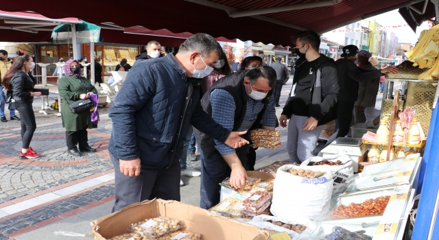 Edirne’de dükkanlar önünde yoğunluk oluşturan vatandaşlar en çok karışık kuru yemiş aldı