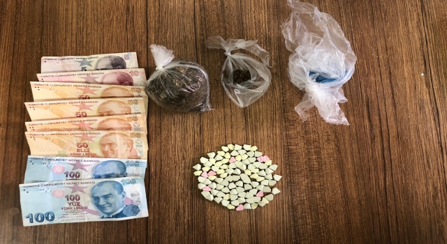 Uyuşturucuyu otomobilin koltuğuna yaptıkları bölmeye gizlemişler