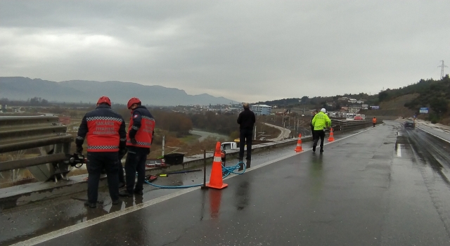 Sakarya’da devrilen kamyonun sürücüsü yaralandı
