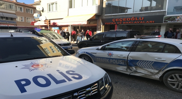 Edirne’de ”dur” ihtarına uymayarak polis aracına çarpan otomobildeki 2 kişi yakalandı