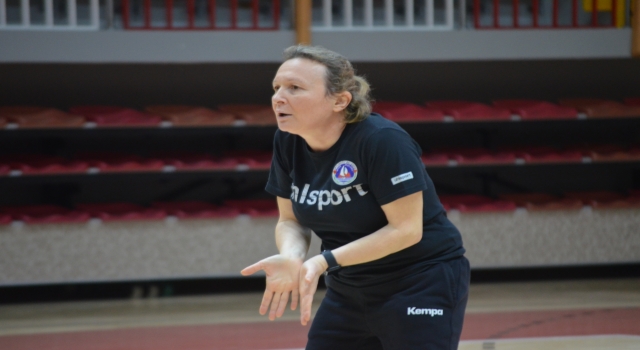 Kadınlar Voleybol 1. Ligi ekiplerinden Çiftlikköy Belediyespor ikinci devreye hazırlanıyor
