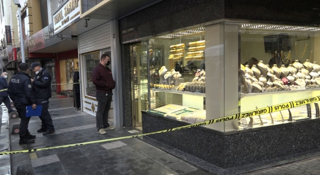 Balıkesir’de kuyumcuyu darbeden 2 kişi altınları alıp kaçtı