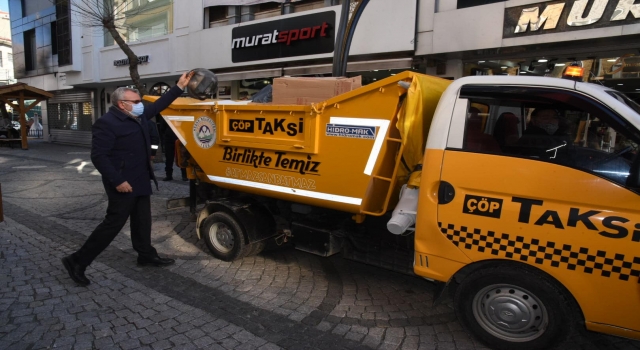 ”Çöp taksi” çöpleri oyun havasıyla topluyor