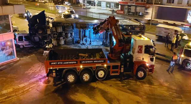 Bursa’da kontrolden çıkıp oto galeri dükkanına çarpan tırın sürücüsü yaralandı