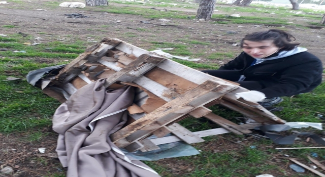 Lise öğrencileri sokak hayvanlarının kışı sıcak geçirebilmeleri için kulübelerini onardı