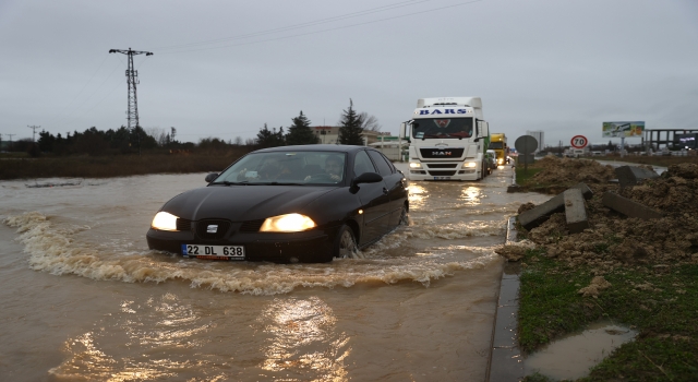 Edirne’de yarıya kadar suya gömülen aracın camında çıkan sürücünün aracını itfaiye kurtardı