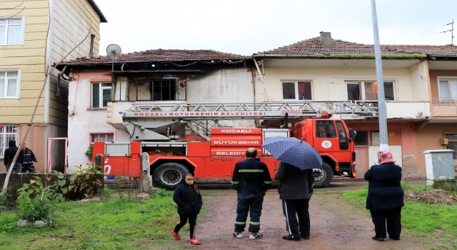 Kocaeli’de 2 katlı evde çıkan yangın söndürüldü
