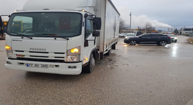 İnegöl’de kamyonla otomobilin çarpıştığı kazada 1 kişi yaralandı