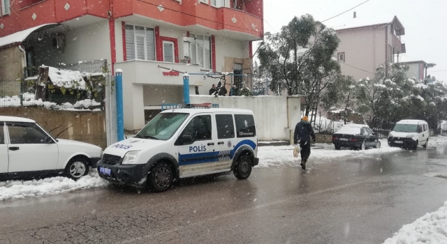 Kocaeli’de tabancasının kazara ateş alması sonucu bacağından yaralanan kişi hastaneye kaldırıldı