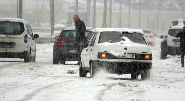 Bursa’da yoğun kar yağışı sürücülere zor anlar yaşattı