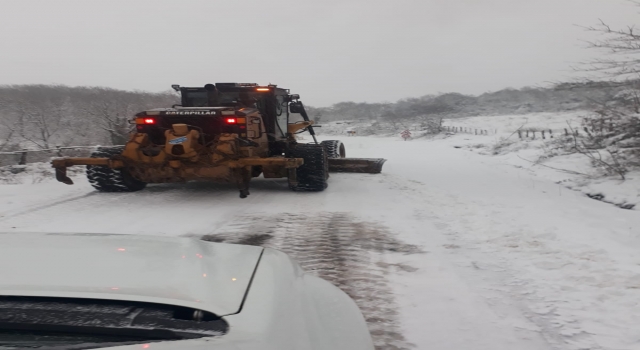 Balıkesir’de kar nedeniyle kapanan mahalle yolları açıldı