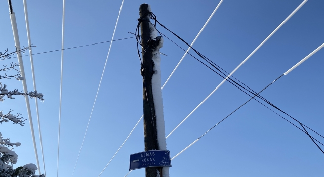 Sakarya’da kar kütlesiyle ağırlaşan kabloların yüksek voltajından çıkan yangın ev ve iş yerlerine zarar verdi