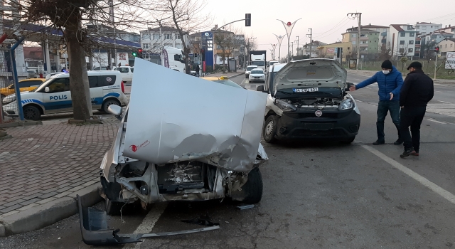Kocaeli’de 2 kişinin yaralandığı trafik kazası güvenlik kamerasında