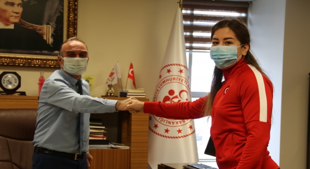 Milli güreşçi Yasemin Adar’dan Gençlik ve Spor Müdürü Selim Ak’a ziyaret