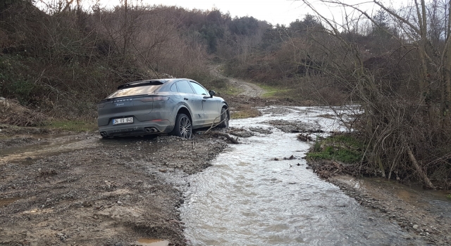 Sakarya’da dere yatağındaki bataklığa saplanan cipte mahsur kalan 4 kişi kurtarıldı