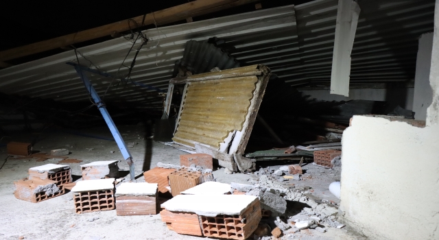 Bursa’da lodosun etkisiyle bir evin çatısı uçtu