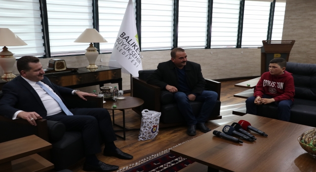 Balıkesir Büyükşehir Belediye Başkanı Yılmaz, yöresel konuşması sosyal medyada ilgi gören Havranlı Şevki ile buluştu