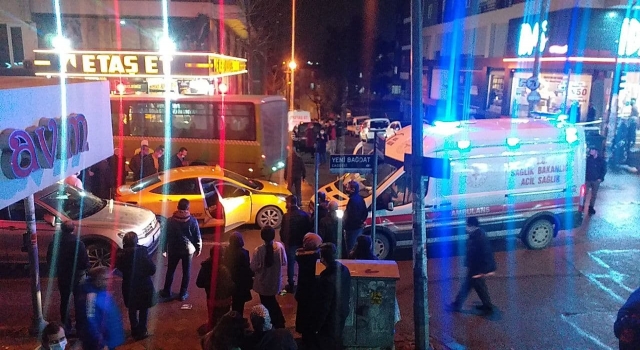Kocaeli’de özel halk midibüsü ile taksi çarpıştı: 3 yaralı