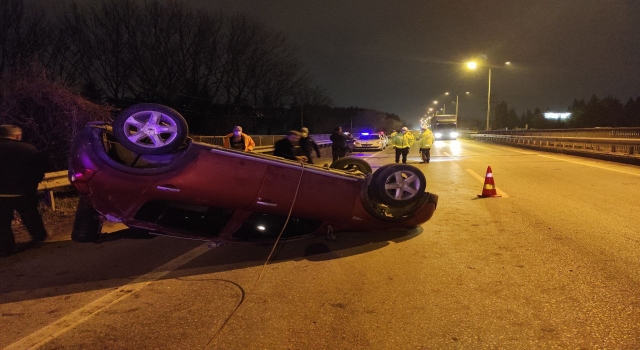 Sakarya’da tıra çarpan otomobildekiler kaçtı