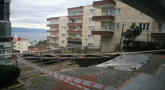 Bursa’da istinat duvarının çökme anı kameraya yansıdı